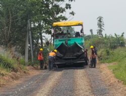 Proyek Pengaspalan Jalan Damarsi-Kwedenkembar di Mojokerto Mulai Dikerjakan