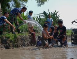 Keceriaan Anak-anak Sambut Air Bersih: TMMD ke-125 Bangun Sumur Bor di Desa Kromong