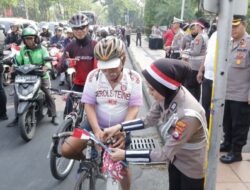 Semarak Merah Putih Sambut HUT RI ke-80 Polisi Berbagi 3.600 Bendera dan 83 Helm di Surabaya