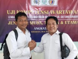 UKW Unitomo Angkatan ke-20 Lahirkan 25 Wartawan Kompeten, Harun Effendy Persembahkan Kelulusan untuk Mojokerto