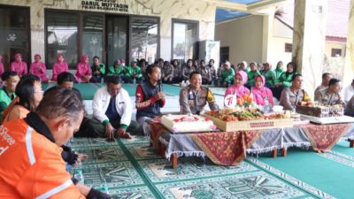 Penuh kehangatan, Polres Mojokerto Kota Ajak Ojol Potong Tumpeng HUT Polwan dan Doa Bersama