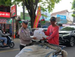 Polres Malang Berbagi Ratusan Paket Sembako Sambut Hari Lalu Lintas Bhayangkara ke-70