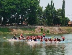 Lomba Dayung Perahu Naga Warnai HUT ke-80 TNI di Mojokerto