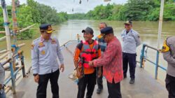 Dishub Kota Kediri Bagikan Jaket Pelampung dan Himbauan Keselamatan untuk Operator Tambangan Jelang Puncak Musim Hujan