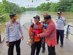 Dishub Kota Kediri Bagikan Jaket Pelampung dan Himbauan Keselamatan untuk Operator Tambangan Jelang Puncak Musim Hujan