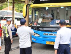 Polres Gresik Gandeng Dishub Gelar Ramcheck Armada Bus Jelang Nataru