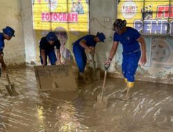 Korpolairud Baharkam Polri Lakukan Normalisasi Sekolah Terdampak Lumpur di Padang Pariaman