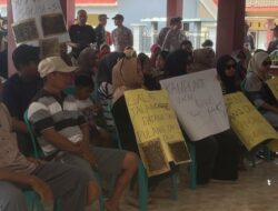 Bau Menyengat dan Serbuan Lalat, Warga Desa Kumitir Desak Penutupan Peternakan Ayam