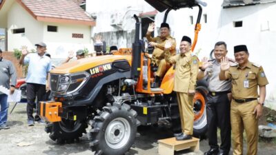 Bupati Warsubi Serahkan Bantuan Alsintan, Jombang Kian Mantap Jadi Lumbung Pangan Nasional