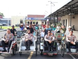 Wujud Kepedulian dan Kebersamaan, Kapolres Mojokerto kota Bersilaturahmi dan Makan Bersama Tukang Becak, Ojol, serta Jukir