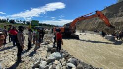 Polri-TNI Terus Lakukan Penanganan Banjir Donggala, Akses Jalan Mulai Dibuka dan Pembersihan Rumah Warga Digencarkan