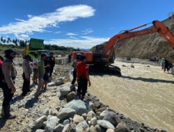 Polri-TNI Terus Lakukan Penanganan Banjir Donggala, Akses Jalan Mulai Dibuka dan Pembersihan Rumah Warga Digencarkan