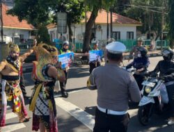 Unik..! Polres Blitar Kota Terjunkan Gatotkaca dan Werkudara Sosialisasikan Ops Keselamatan Semeru 2026