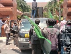 Aksi Mahasiswa di Mojokerto Memanas, Ban Dibakar dan Massa Saling Dorong dengan Aparat