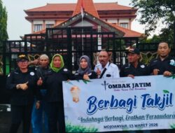 Media Tombak Jatim Berbagi Takjil di Mojoanyar, Pererat Silaturahmi dengan Masyarakat di Bulan Ramadhan