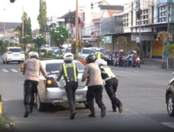 Aksi Heroik Kapolres Mojokerto Kota Dorong Mobil Pemudik Mogok