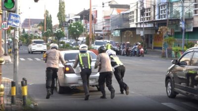 Aksi Heroik Kapolres Mojokerto Kota Dorong Mobil Pemudik Mogok
