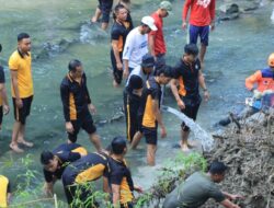 Gerakan Indonesia ASRI : Polres Ngawi Bersihkan Aliran Sungai di Jembatan Purba