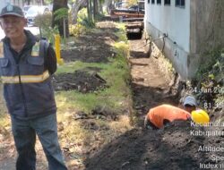 Normalisasi Drainase Sepanjang Jalan Pemuda Mojosari Kabupaten Mojokerto Mulai Dikerjakan, Dinas Bina Marga Kerahkan Pekerja untuk Antisipasi Banjir Saat Musim Hujan
